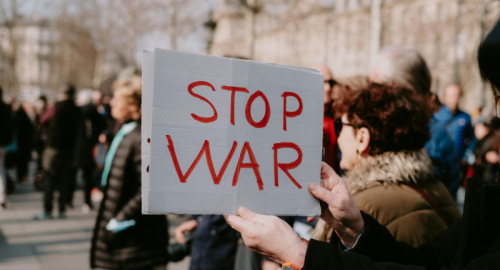 L'Europa e il paradosso dei finanziamenti bellici: tra narrazioni mediatiche e crisi economica